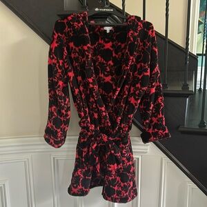 NWOT Vera Bradley hooded plush robe, red and black floral print, size S.